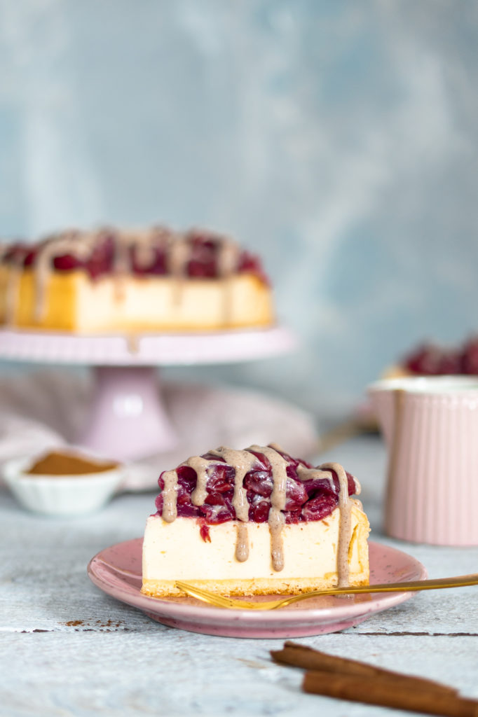 Käsekuchen mit Kirschen und feiner Zimtsoße - Mein Naschglück Käsekuchen mit Kirschen und feiner Zimtsoße - Mein Naschglück
