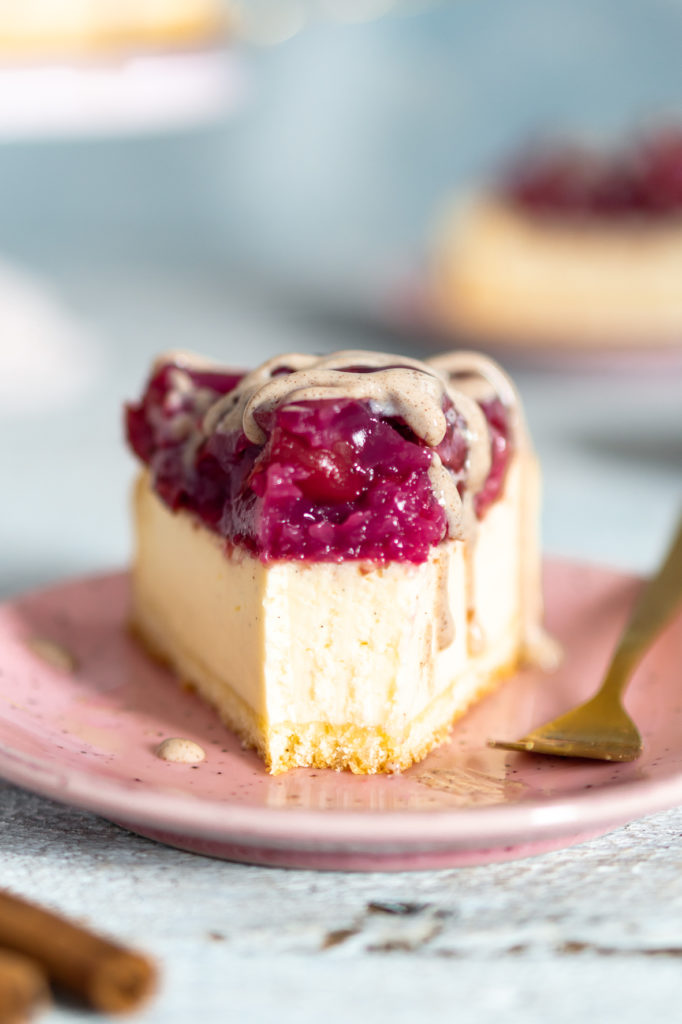 Käsekuchen mit Kirschen und feiner Zimtsoße - Mein Naschglück Käsekuchen mit Kirschen und feiner Zimtsoße - Mein Naschglück